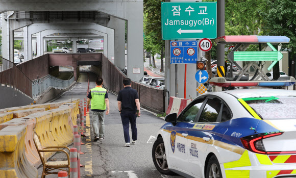 23일 오전 서울 잠수교에서 한강 수위 상승 등의 영향으로 차량 통행이 전면 통제되고 있다. 2024.7.23 연합뉴스