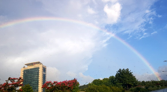 23일 오전 한차례 쏟아진 비가 그친 뒤 강원 강릉 하늘에 오색 무지개가 솟아 장관을 연출하고 있다. 2024.7.23 연합뉴스