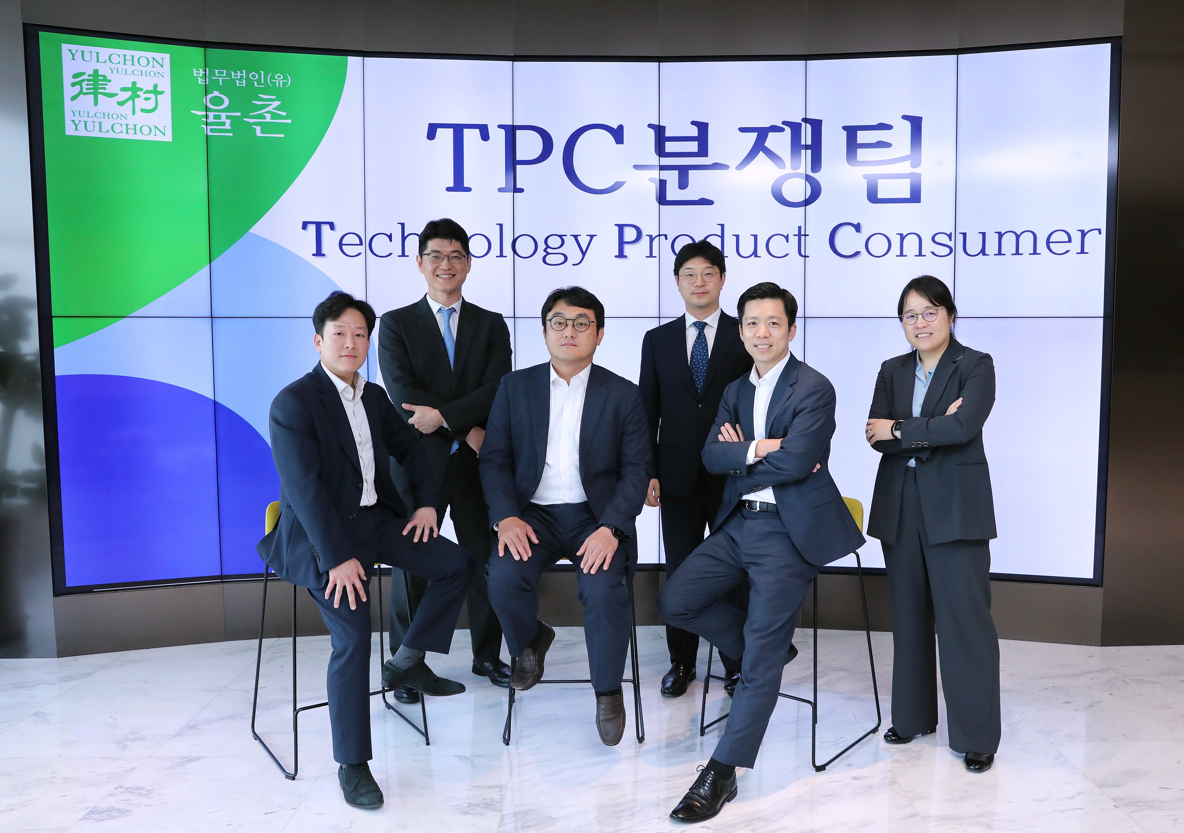 법무법인 율촌 TPC 분쟁팀 소속 유병수(왼쪽부터)·황인용·김익현·장현철·허진용·김시내 변호사. 율촌이 첨단기술 관련 법률분쟁에 대응하기 위해 출범한 TPC 분쟁팀은 오랜 업무 경험을 갖춘 폭넓은 전문가를 보유하고 있다. 율촌 제공