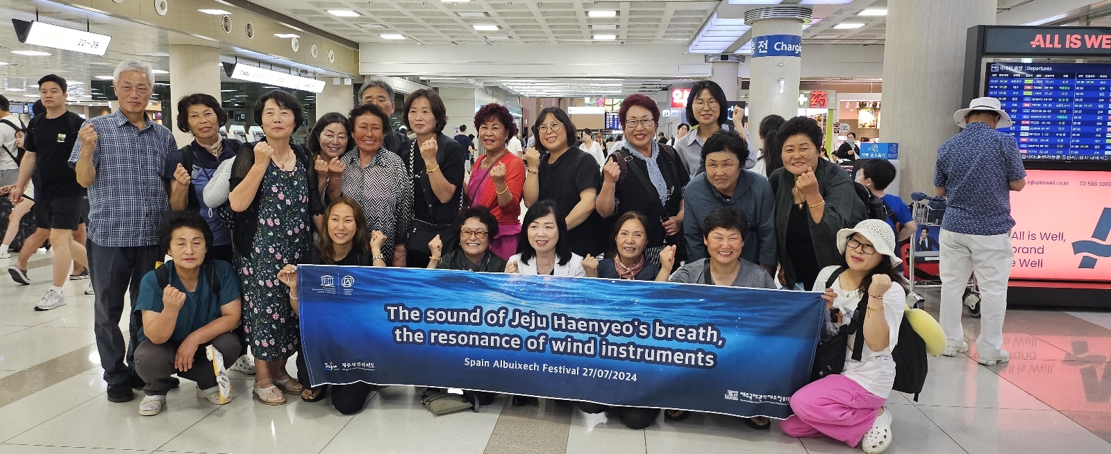 제주 도두해녀공연단이 스페인 발렌시아 초청 해녀노래 공연을 위해  23일 제주국제공항에서 출국하기 전 기념촬영을 하고 있다. 제주 강동삼 기자