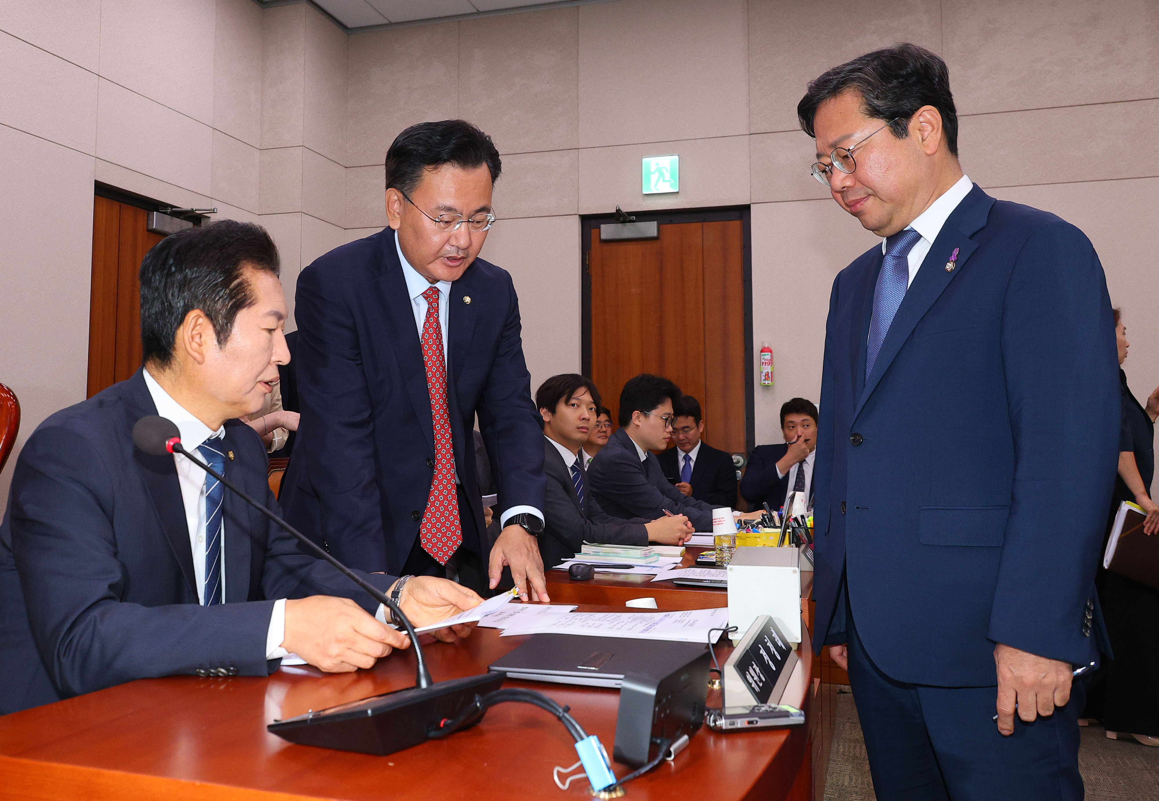 24일 오전 국회에서 법제사법위원회 전체회의 정청래 위원장이 국민의힘 간사인 유상범 의원, 더불어민주당 간사인 김승원 의원과 대화하고 있다. 2024.7.24 연합뉴스