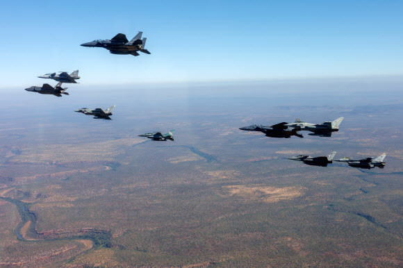 23일 호주 다윈기지 인근 상공에서 피치블랙 참가국 항공기 편대가 연합훈련을 실시하고 있다. 앞쪽 편대 왼쪽부터 대한민국 공군 F-15K, 태국 공군 JAS-39(그리펜), 호주 공군 F-35A, 스페인 공군 EF-2000, 인도네시아 공군 F-16, 뒤쪽 편대 선두부터 시계방향으로 싱가포르 공군 F-15SG, 프랑스 공군 Rafale, 싱가포르 공군 F-16, 이탈리아 공군 EF-2000. 2024.7.24 공군 제공