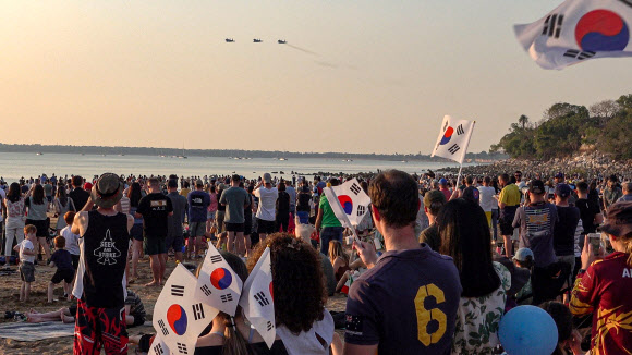 대한민국 공군 F-15K 조종사가 지난 18일 호주 다위 민딜비치에서 열린 피치블랙 훈련 성공 기원 축하비행 행사에서 대한민국 F-15K 편대가 축하비행을 위해 해변 상공으로 진입하고 있다. 2024.7.24 공군 제공