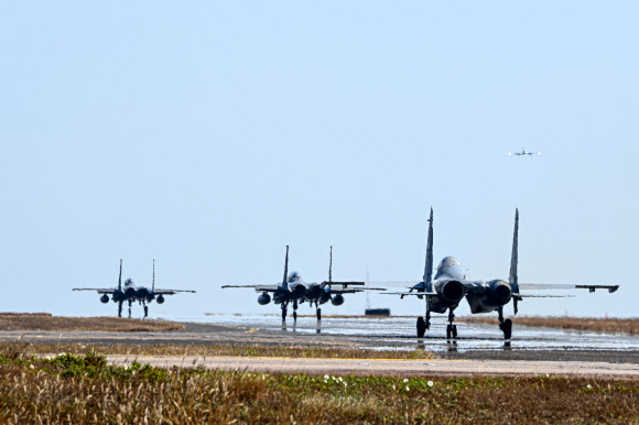 지난 18일 호주 다윈기지에서 열린 한국-인도 공군 간 연합훈련에서 대한민국 공군 F-15K 2대와 인도 공군 Su-30MKI 1대가 이륙을 위해 활주로로 이동하고 있다. 2024.7.24 공군 제공