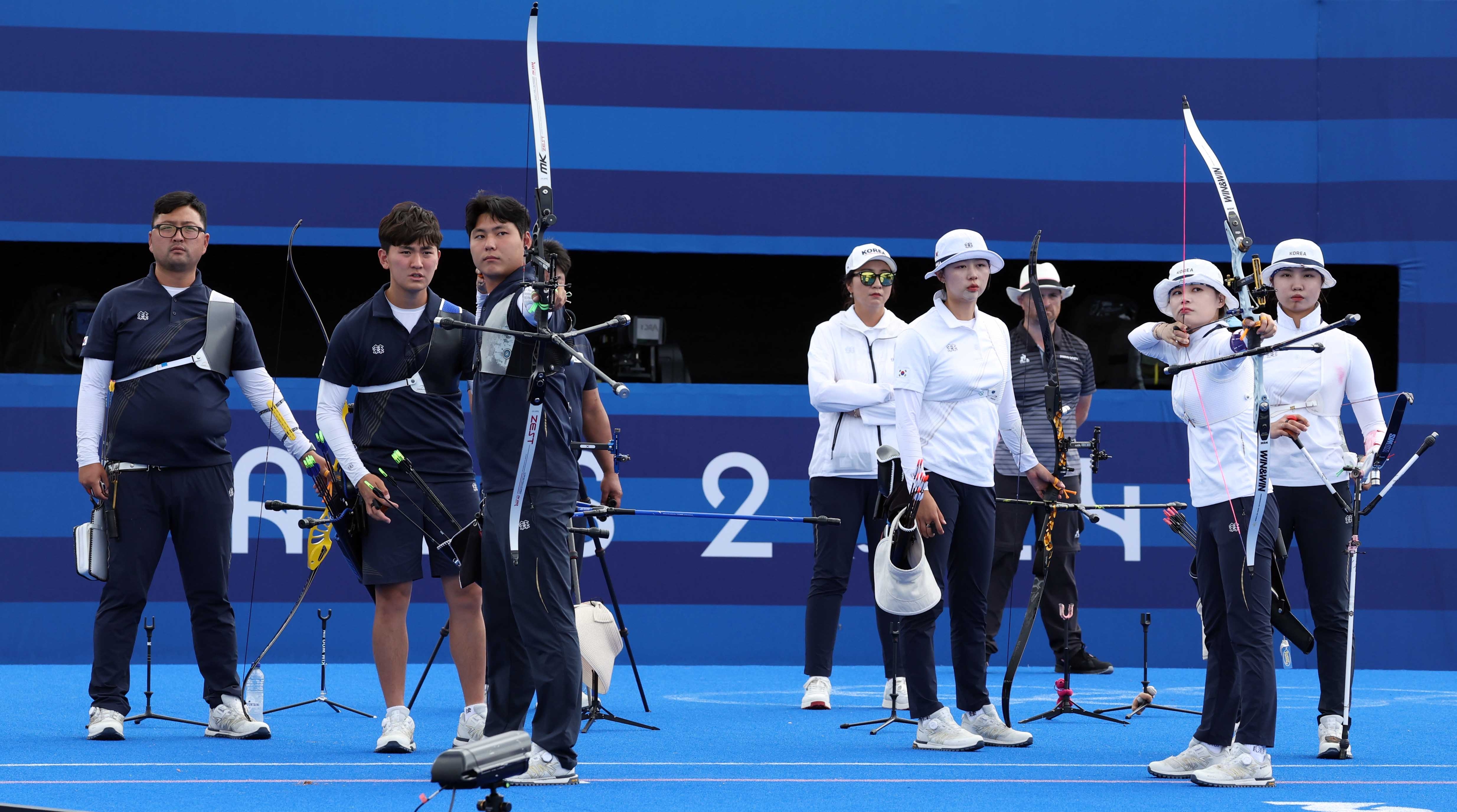 2024 파리올림픽에 출전하는 한국 양궁 대표팀 김우진(왼쪽부터), 김제덕, 이우석, 임시현, 전훈영, 남수현이 23일 오후(현지시간) 프랑스 파리 앵발리드 양궁 경기장에서 훈련하고 있다. 세계 최강 한국 양궁은 여자 단체전 10연패, 남자 단체전 3연패를 비롯해 남녀 개인전과 혼성 단체전까지 5개 전 종목 석권을 꿈꾸고 있다. 파리 박지환 기자