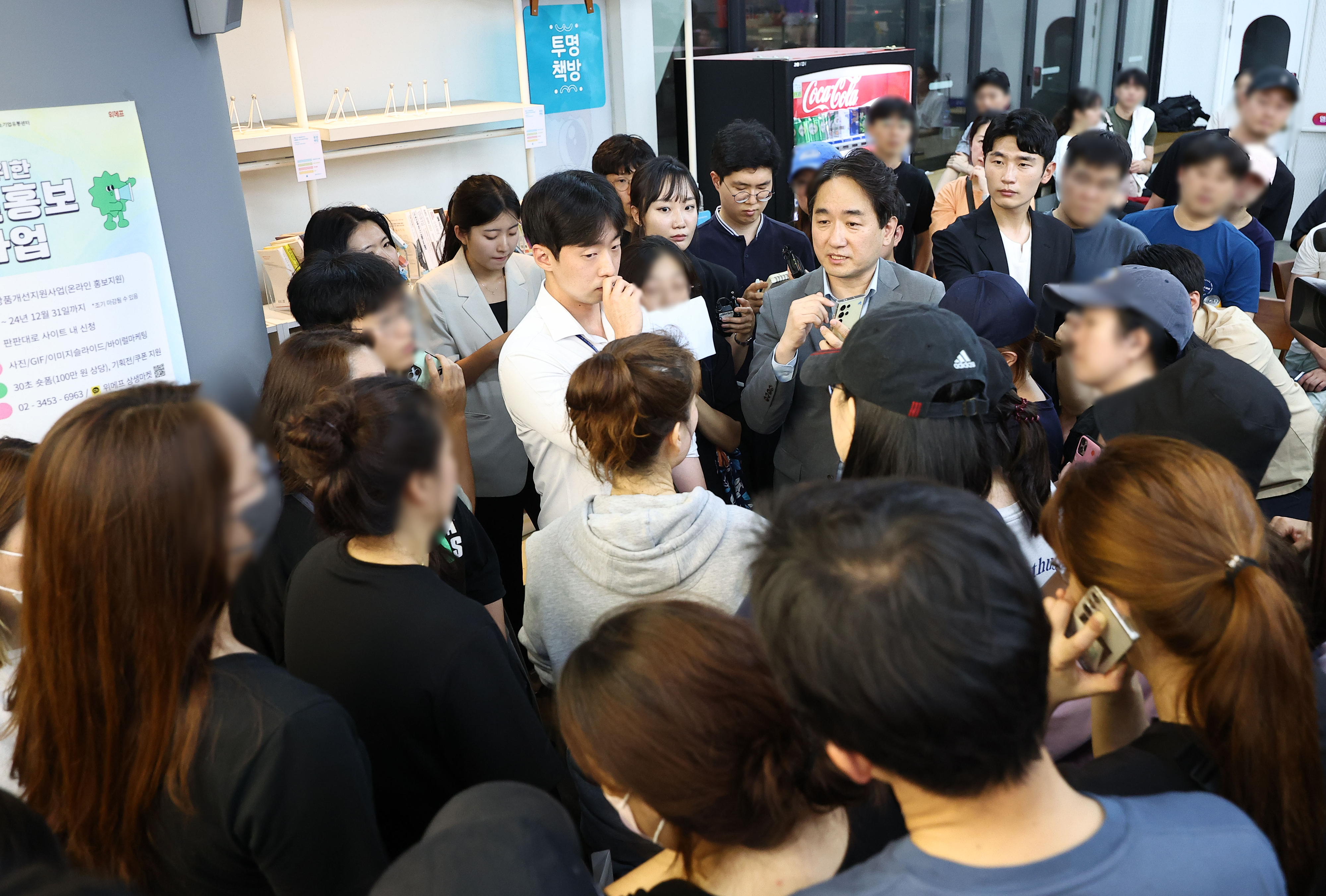 류화현 위메프 대표이사가 25일 새벽 서울 강남구 위메프 본사에서 정산 지연 사태로 상품을 환불받으려는 고객들을 응대하고 있다. 2024.7.25 연합뉴스