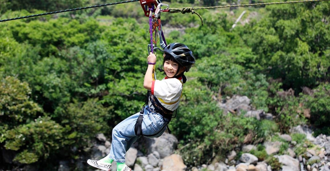 8월 2~4일 강정천 일대에서 펼쳐지는 강정마을생태축제. 사진은 계곡 짚라인 체험 모습. 제주관광공사 제공