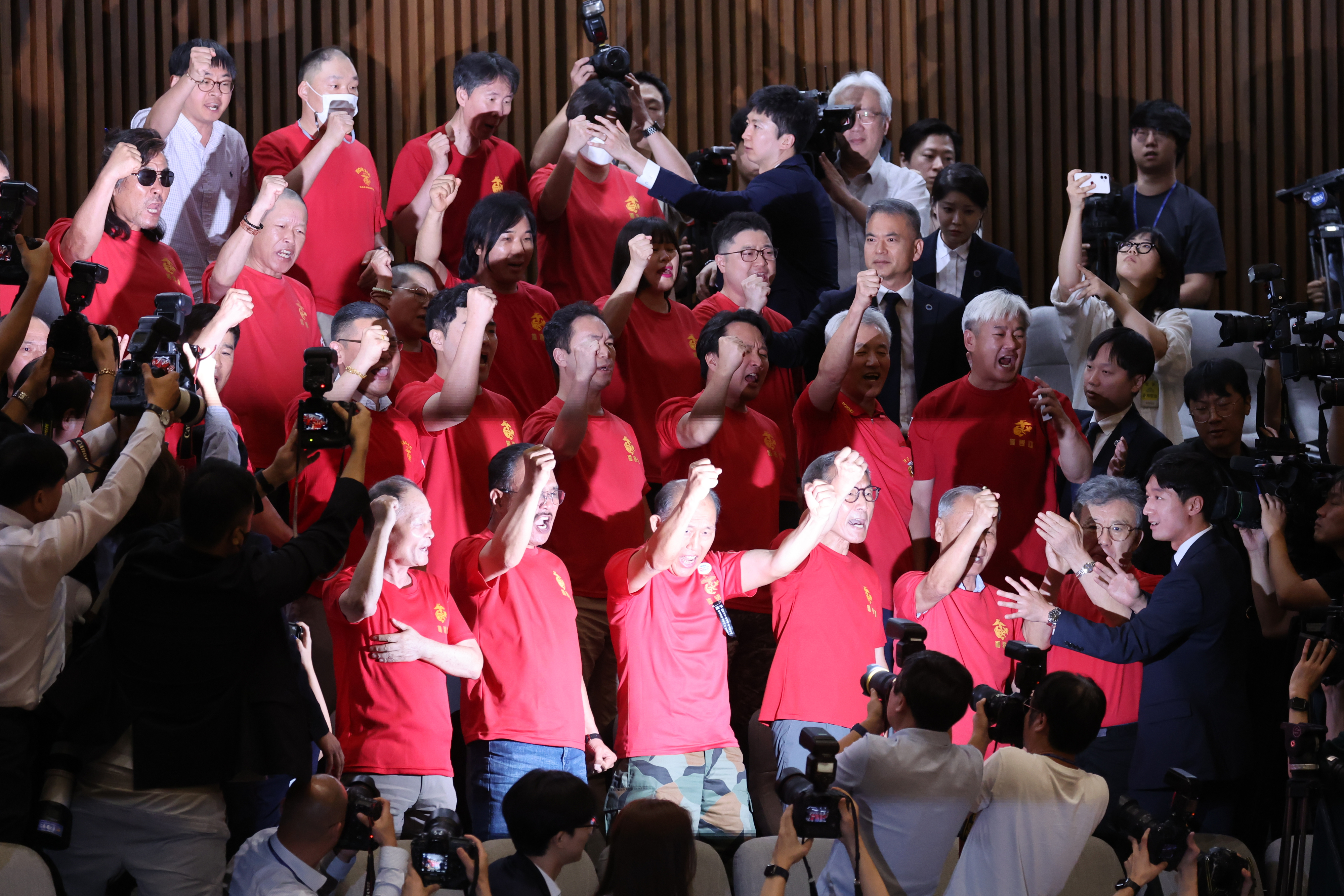 25일 서울 여의도 국회에서 열린 본회의에서 ‘채상병특검법’ 재의결 안건이 부결되자 해병대 예비역연대 회원들이 구호를 외치며 항의하고 있다. 2024.7.25 연합뉴스