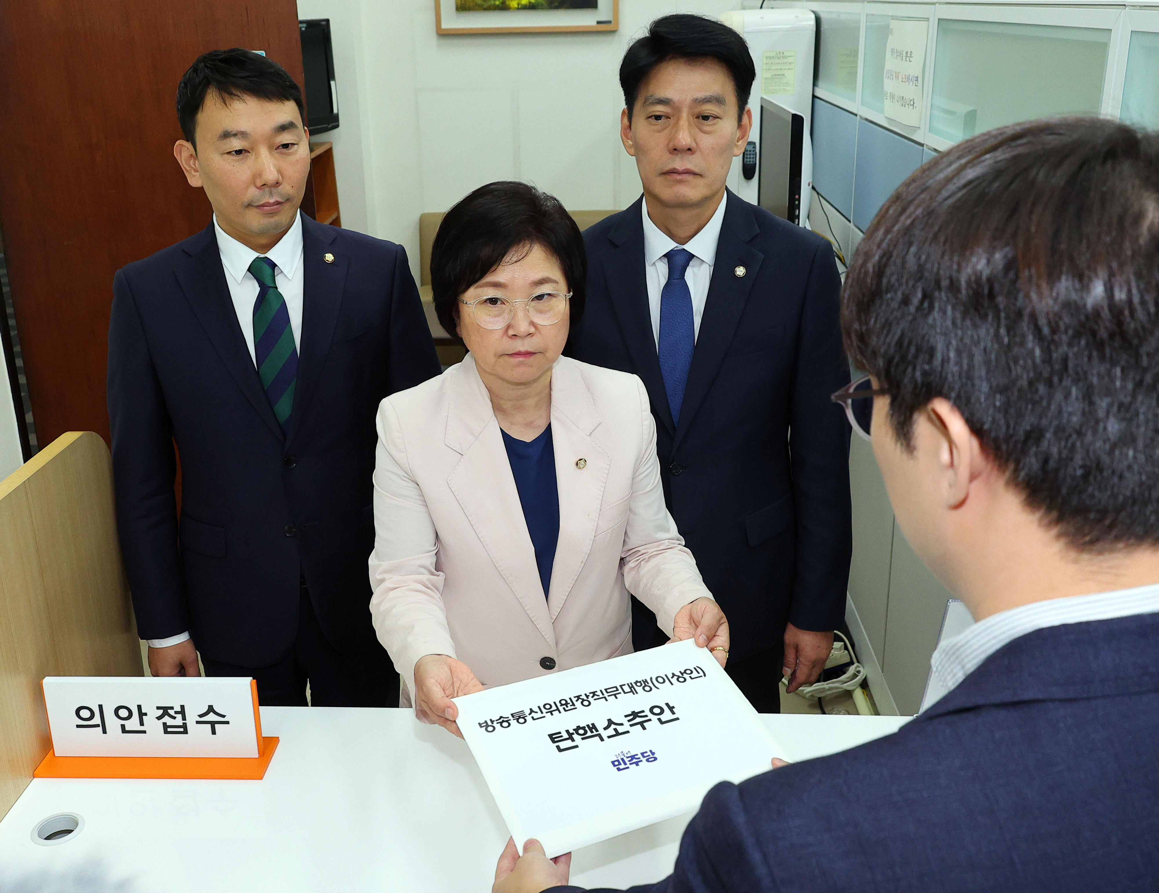 25일 오후 더불어민주당 김용민 원내정책수석부대표, 김현 과방위 간사, 한민수 과방위원이 국회 의안과에 방송통신위원장 직무대행(이상인) 탄핵소추안을 제출하고 있다. 2024.7.25 연합뉴스