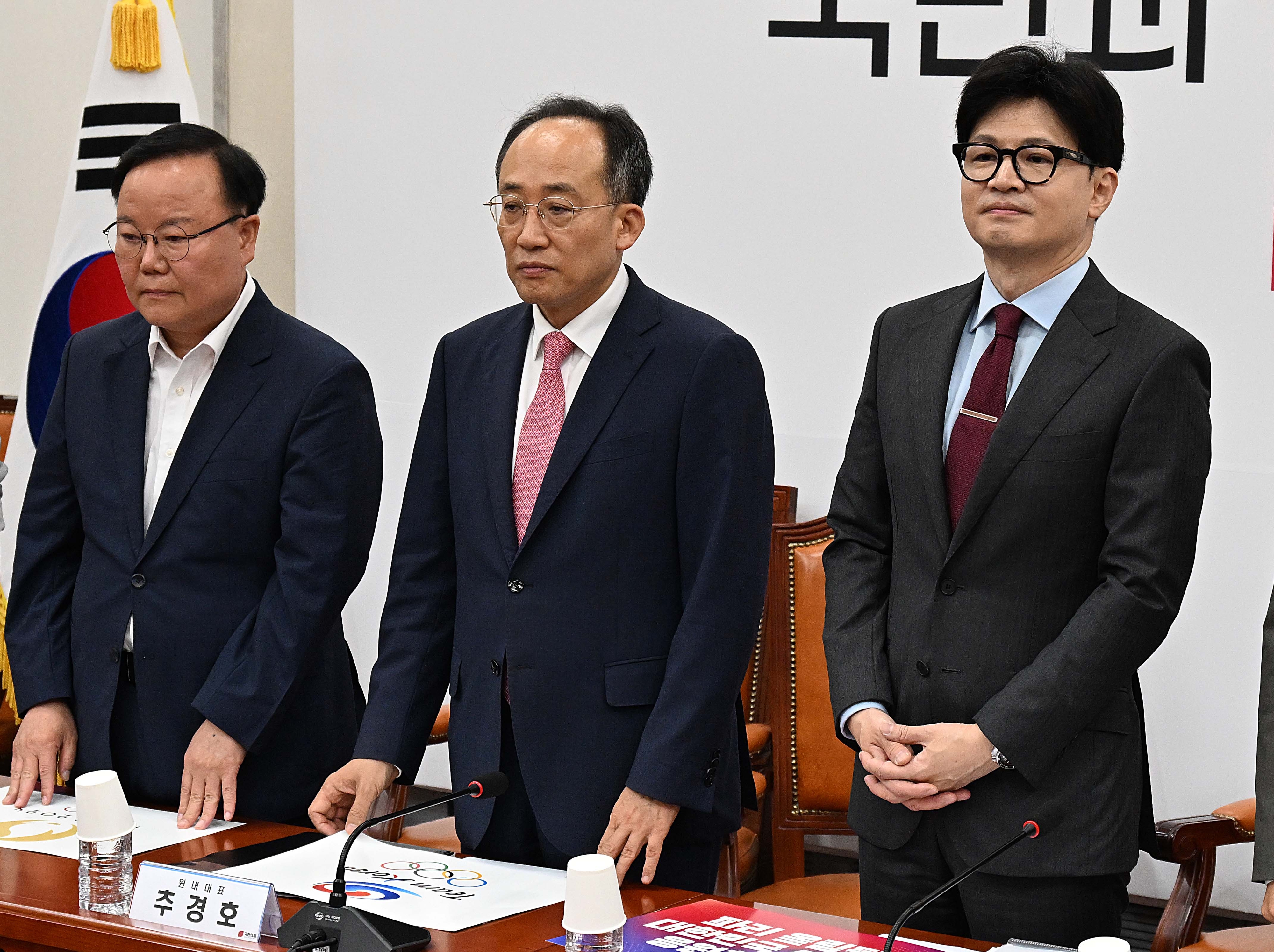 국민의힘 한동훈(오른쪽부터) 신임 당대표, 추경호 원내대표, 김재원 최고위원이 25일 국회에서 진행된 최고위원회의 시작을 기다리고 있다. 국민의힘 지도부 선출 이후 첫 회의다. 오장환 기자