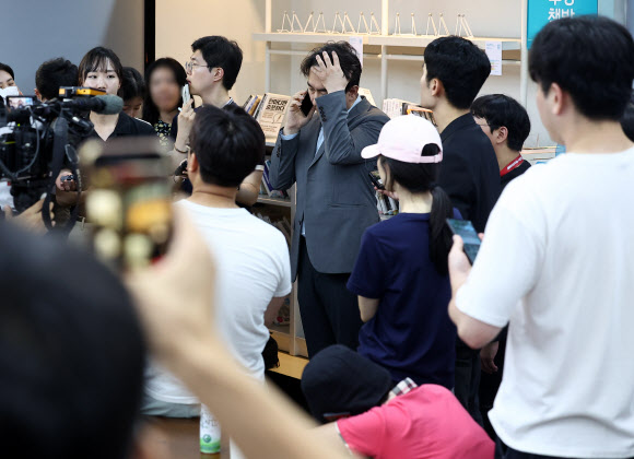 ‘빗발치는 환불 요청’ 본사 찾은 위메프 대표