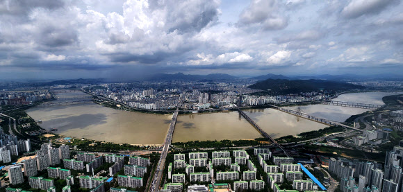 장맛비에 황톳빛 한강