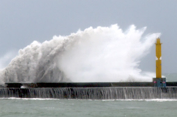 CORRECTS MONTH - Waves crash onto the coastline before typhoon Gaemi makes landfall in northeastern Taiwan‘s Yilan county on Wednesday, July 24, 2024. Taiwan has shuttered offices, schools and tourist sites across the island ahead of a powerful typhoon due to make landfall later Wednesday. AP 연합뉴스
