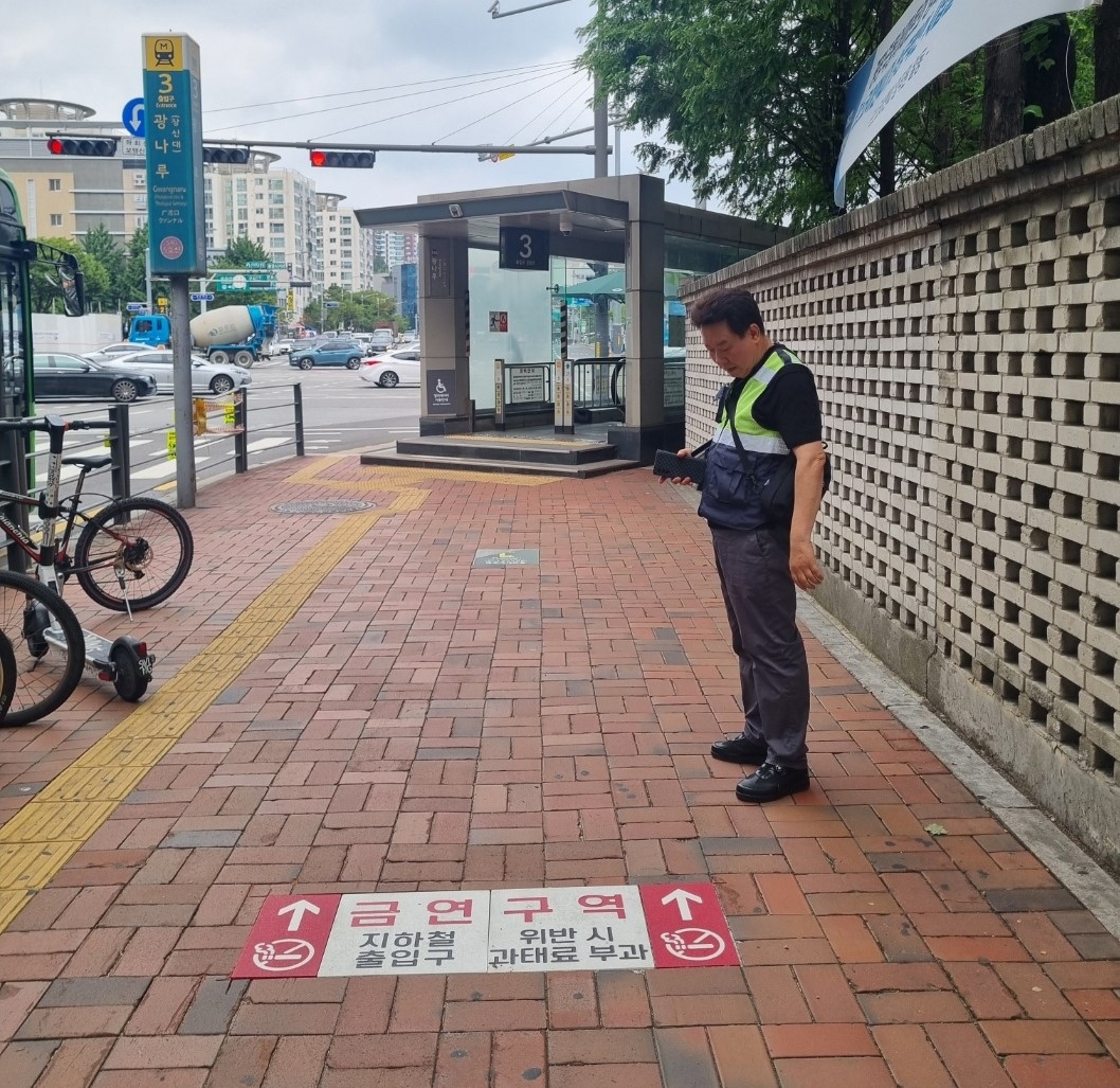 서울 광진구가 최근 교체해 설치한 ‘금연구역 안내 바닥 표지석’. 광진구 제공