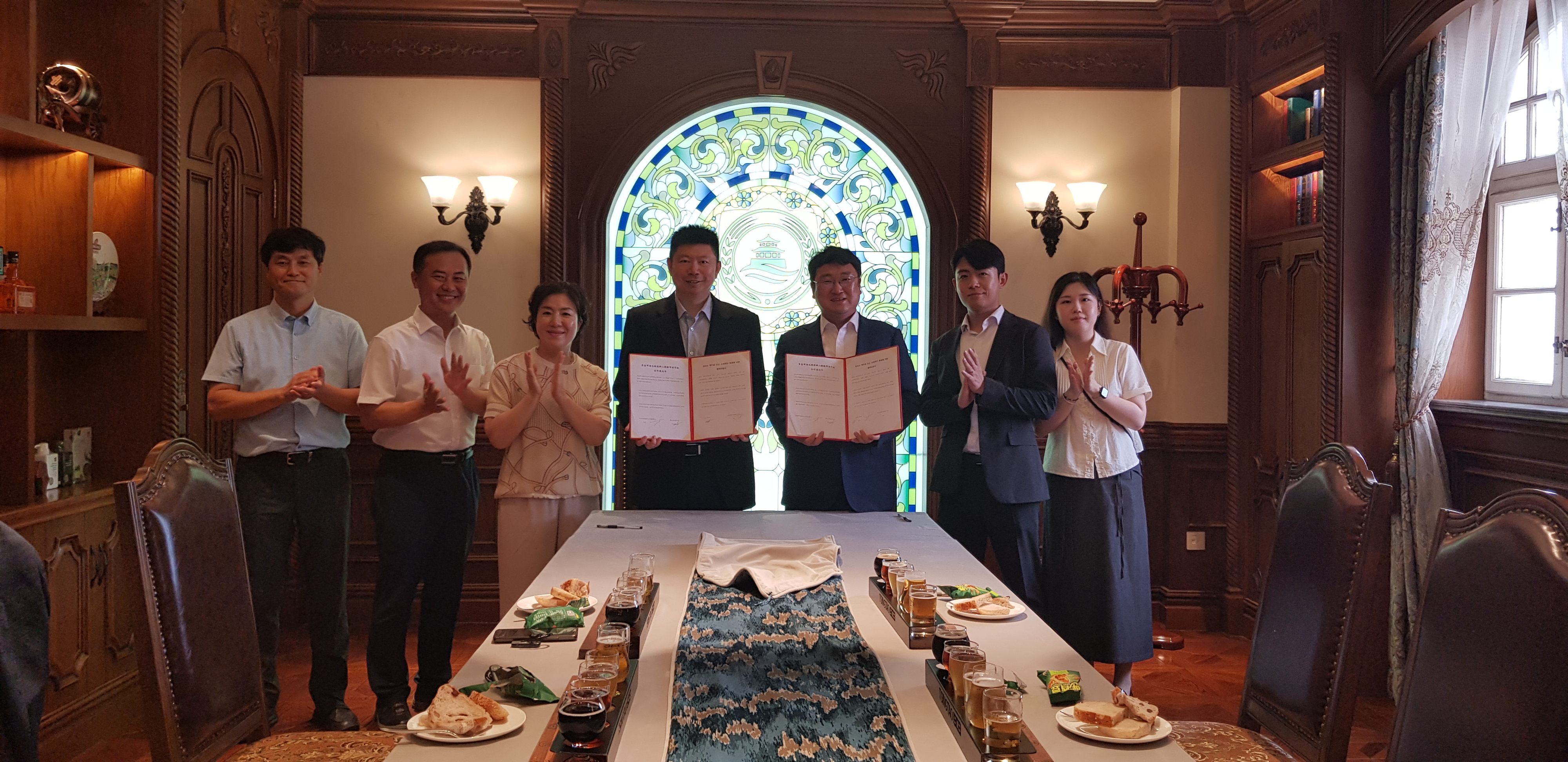 군산시는 지난 25일 중국 청도시 인민대표부, 칭다오맥주 그룹과 양 도시의 축제 교류 협력을 위한 MOU를 체결했다. 군산시 제공