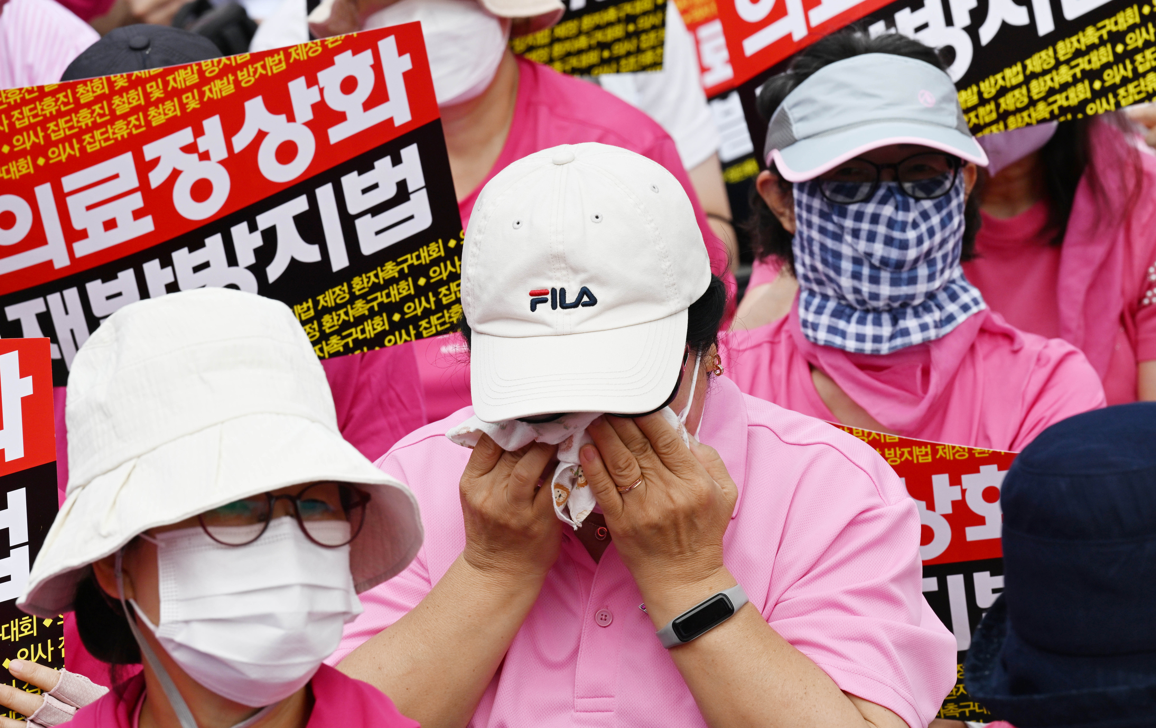 한국환자단체연합회, 한국유방암환우총연합회, 한국희귀·난치성질환연합회 등 환자 단체 회원들이 4일 서울 종로구 보신각 앞에서 열린 의사 집단휴진 철회와 재발방지법 제정을 촉구대회에서 참가자들이 눈물 흘리고 있다. 2024.7.4 홍윤기 기자