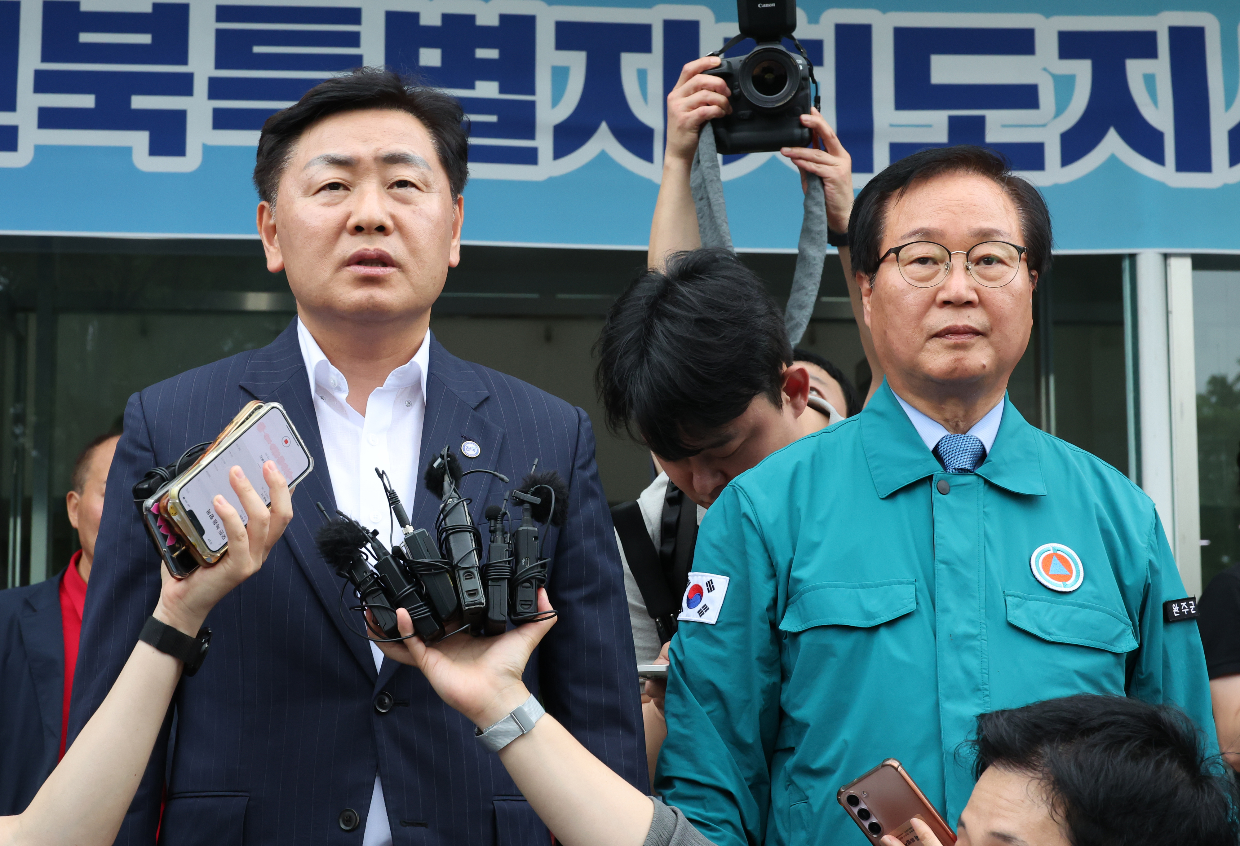 김관영 전북도지사(왼쪽)와 유희태 완주군수가 ‘완주·전주 통합’ 군민과의 대화가 무산된 것과 관련해 기자들의 질문에 답하고 있다. 연합뉴스