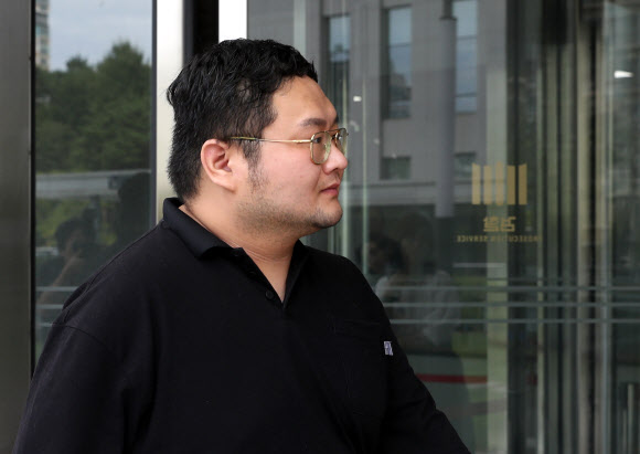 1천만명이 넘는 구독자를 보유한 먹방 유튜버 쯔양(본명 박정원)을 협박해 돈을 갈취한 혐의를 받는 유튜버 구제역(본명 이준희)이 26일 오전 경기도 수원시 영통구 수원지방법원에서 열리는 구속 전 피의자 심문(영장실질심사)에 출석하기 위해 수원지방검찰청으로 들어서고 있다. 2024.7.26 공동취재