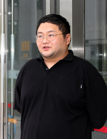 1천만명이 넘는 구독자를 보유한 먹방 유튜버 쯔양(본명 박정원)을 협박해 돈을 갈취한 혐의를 받는 유튜버 구제역(본명 이준희)이 26일 오전 경기도 수원시 영통구 수원지방법원에서 열리는 구속 전 피의자 심문(영장실질심사)에 출석하기 위해 수원지방검찰청으로 들어서고 있다. 2024.7.26 공동취재