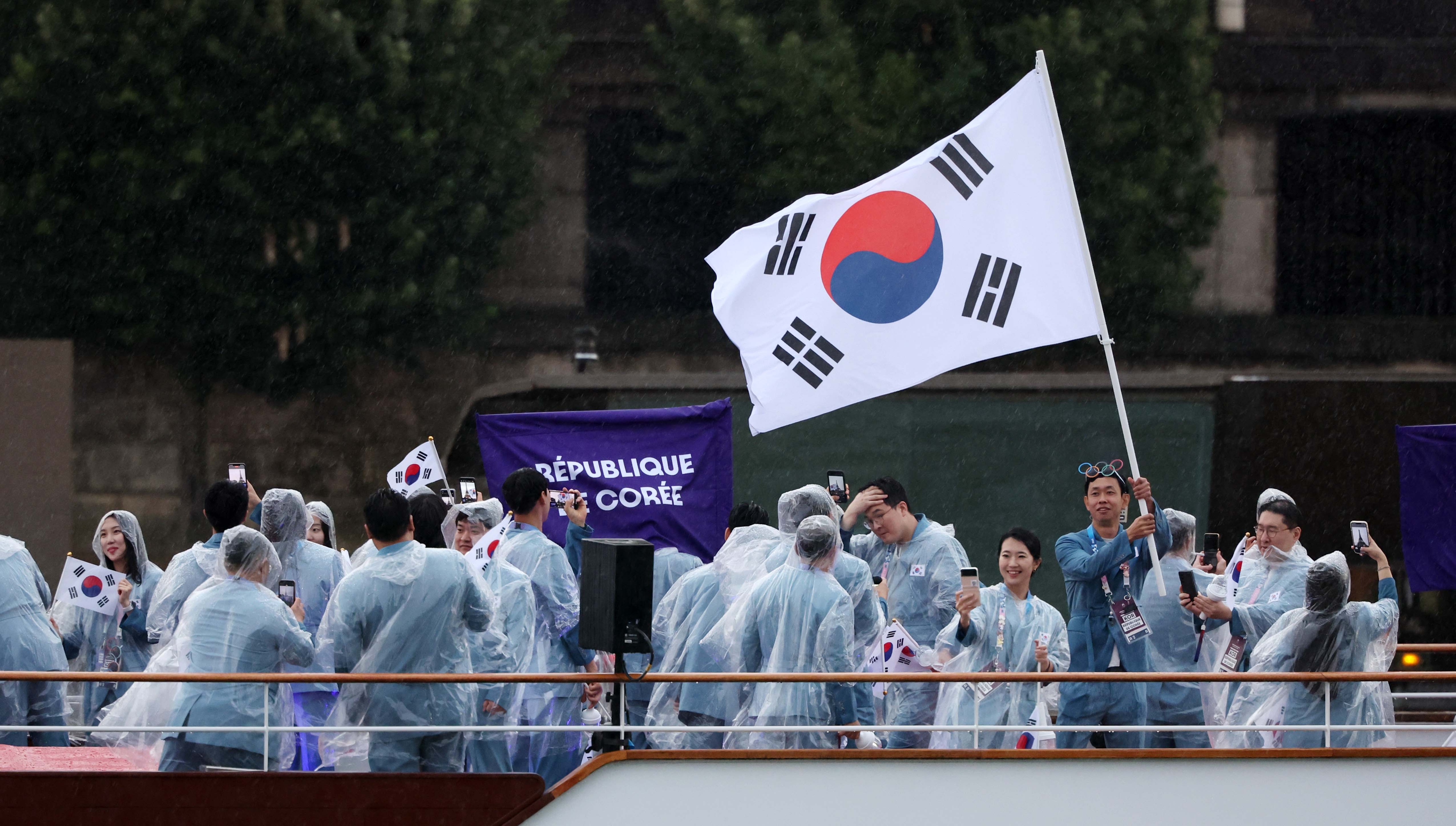 한국 선수단, 태극기 들고 보트 행진