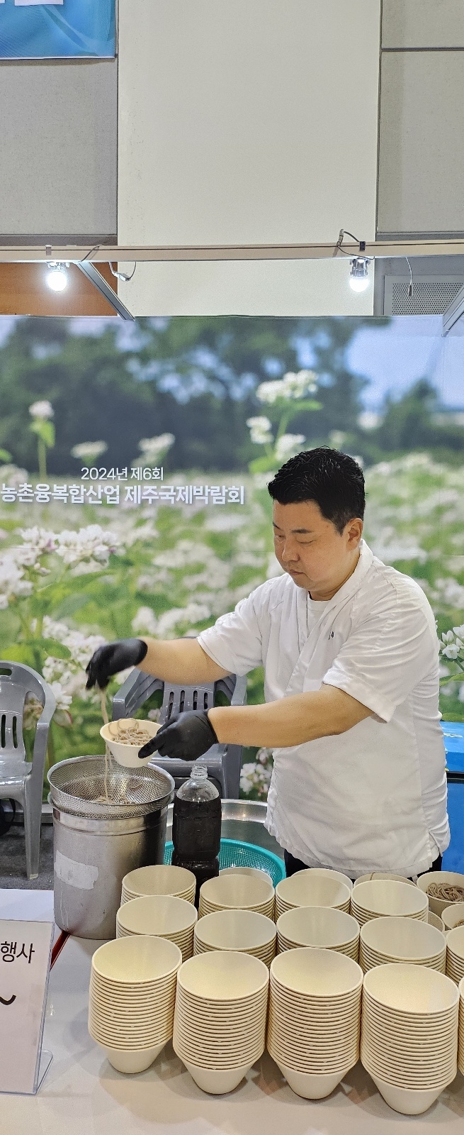 푸파페 제주 박람회장에서 제주메밀국수 시식행사를 펼치고 있는 정호영 셰프. 제주 강동삼 기자