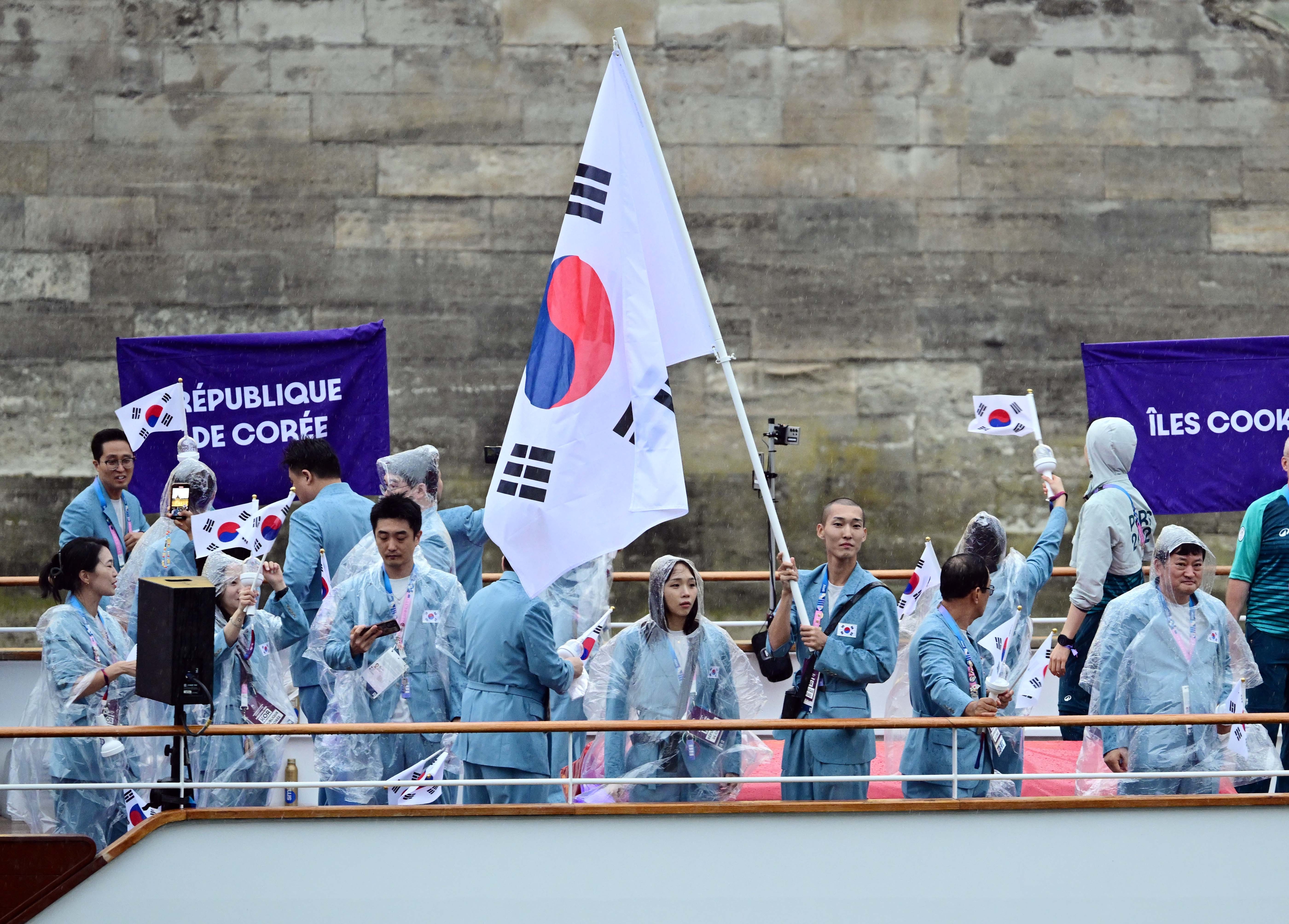 한국 국가대표 선수단이 27일(한국시간) 프랑스 파리 센강에서 열린 2024 파리올림픽 개회식에 등장하고 있다. 참석하기 위해 배를 타고 이동하고 있다. 파리 박지환 기자