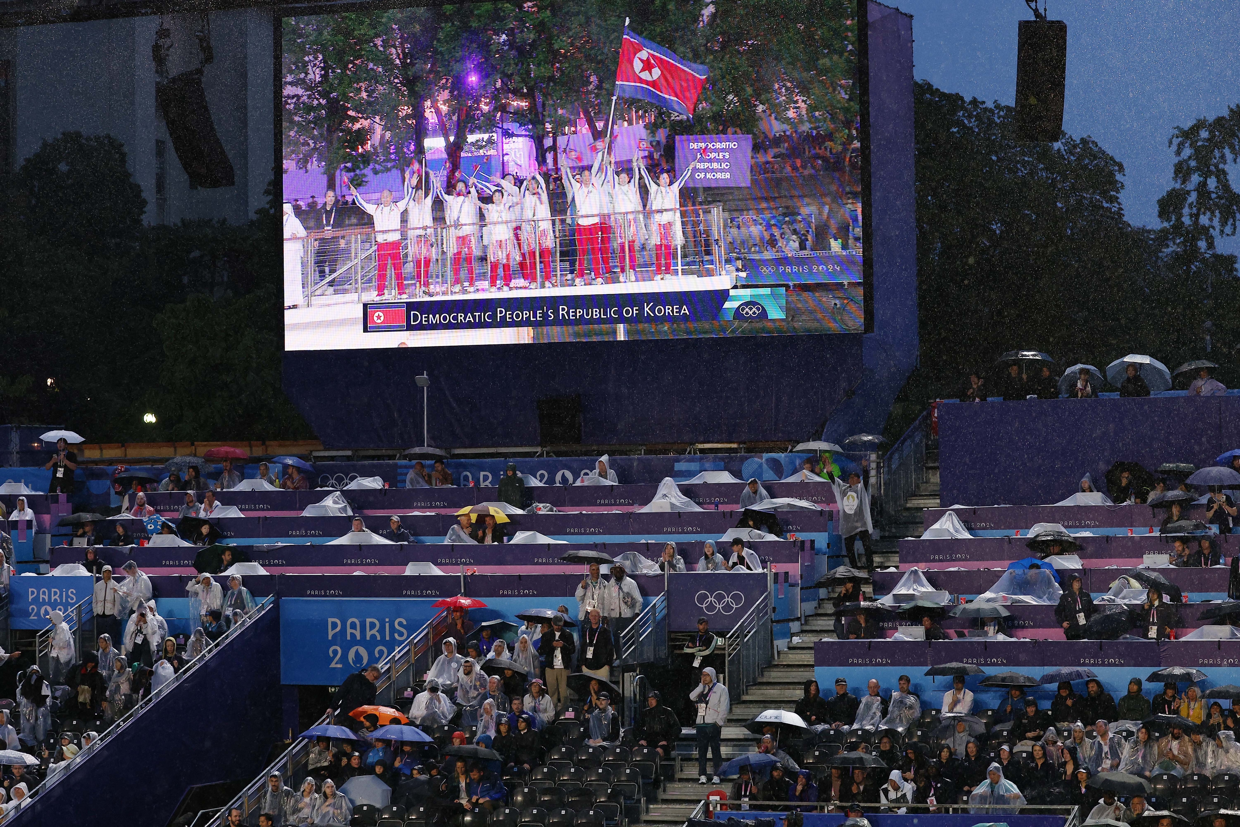 북한 국가대표 선수단이 27일(한국시간) 프랑스 파리 센강에서 열린 2024 파리올림픽 개회식에 등장하고 있다. 파리 박지환 기자