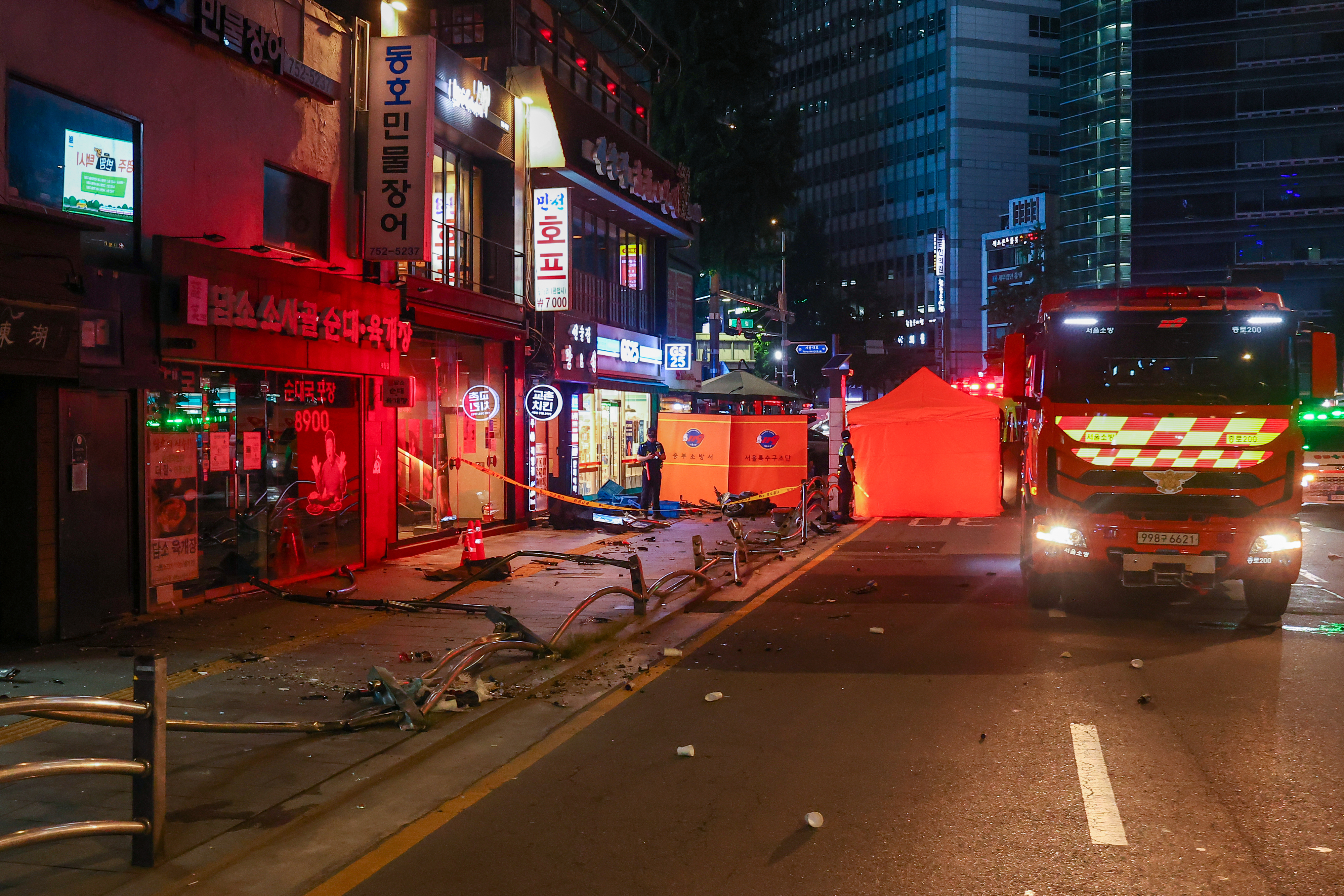 지난 2일 오전 전날 대형 교통사고가 발생한 서울 시청역 인근 교차로 인도에 사고 여파로  파편이 흩어져 있다. 2024.7.2 연합뉴스