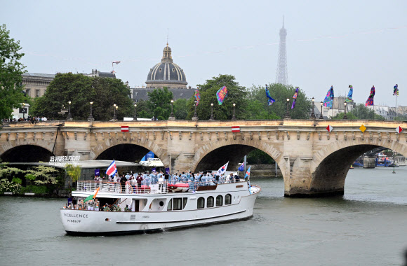2024 파리 올림픽 개회식이 열린 26일(현지시간) 프랑스 파리 센강에서 대한민국 선수단을 태운 보트가 트로카데로 광장을 향해 수상 행진을 하고 있다. 2024.7.27  연합뉴스