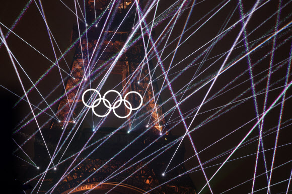 26일(현지시간) 프랑스 파리 트로카데로 광장에서 열린 2024 파리 올림픽 개회식에서 화려한 레이저쇼가 진행되고 있다. 2024.7.27 2024.7.27  연합뉴스