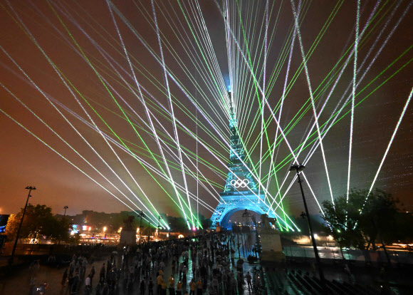 2024파리올림픽 개회식이 열린 26일 오후(현지시간) 프랑스 파리 에펠탑에서 레이저쇼가 펼쳐지고 있다. 2024.7.27  연합뉴스