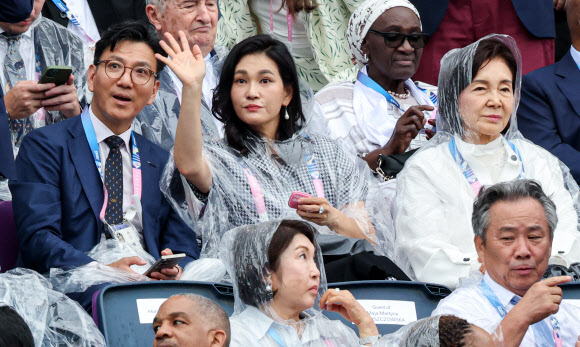 홍라희 삼성미술관 리움 관장(오른쪽부터)과 이서현 삼성물산 사장, 김재열 삼성글로벌리서치 사장이 26일(현지시간) 프랑스 파리 트로카데로 광장에서 열린 2024 파리 올림픽 개회식에 참석해 있다. 2024.7.27 연합뉴스