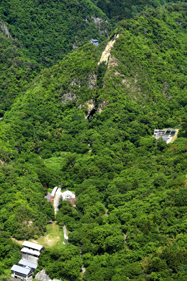 유네스코 세계유산위원회는 27일(현지시간) 인도 뉴델리에서 열린 회의에서 일제강점기 조선인 강제노역 현장인 일본 니가타현 ‘사도 광산’을 세계유산으로 등재했다. 사진은 사도 광산 아이카와쓰루시 금은산 유적. 2024.7.27  교도 연합뉴스