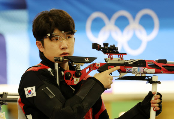 27일(현지시간) 프랑스 샤토루 슈팅 센터에서 열린 2024 파리올림픽 사격 공기소총 10m 혼성 본선에 출전한 박하준이 호흡을 고르고 있다. 2024.7.27 연합뉴스
