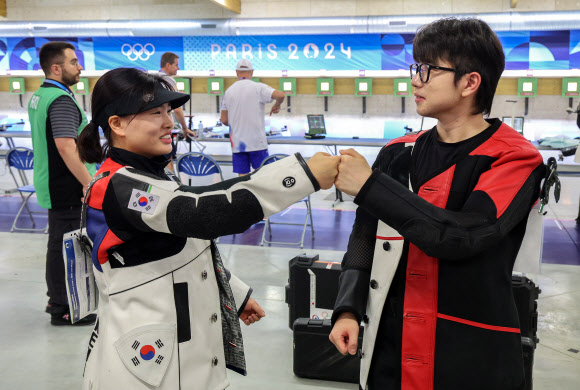 27일(현지시간) 프랑스 샤토루 슈팅 센터에서 열린 2024 파리올림픽 사격 공기소총 10m 혼성 본선에 출전한 박하준과 금지현이 금메달 결정전 진출을 확정 지은 후 기뻐하고 있다. 2024.7.27  연합뉴스