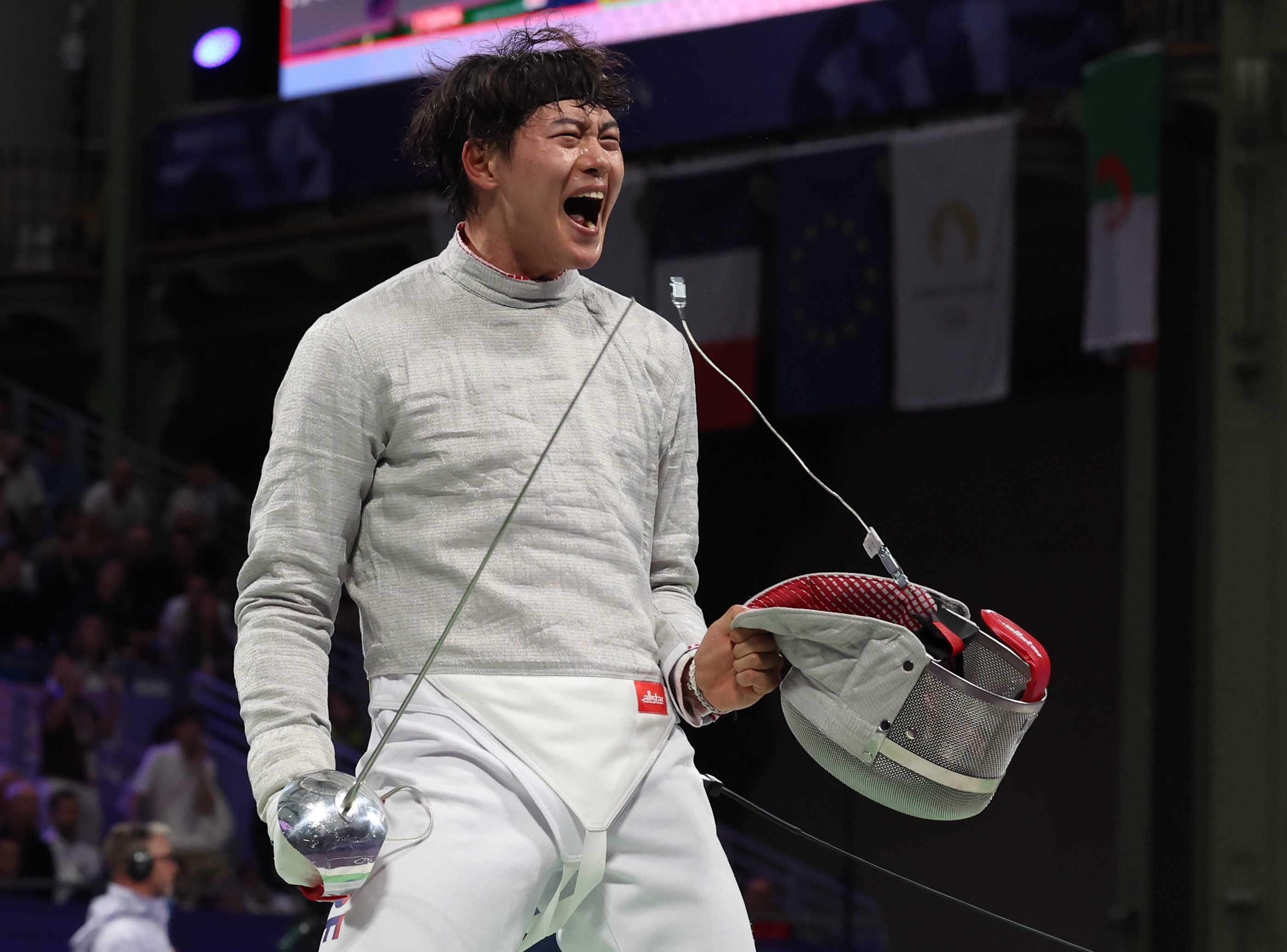 한국 펜싱 국가대표 오상욱이 27일(한국시간) 프랑스 파리 그랑 팔레에서 열린 2024 파리올림픽 펜싱 남자 사브르 개인전 페레스 아르파(캐나다)와의 8강전에서 15-13으로 이긴 뒤 포효하고 있다. 파리올림픽사진공동취재단