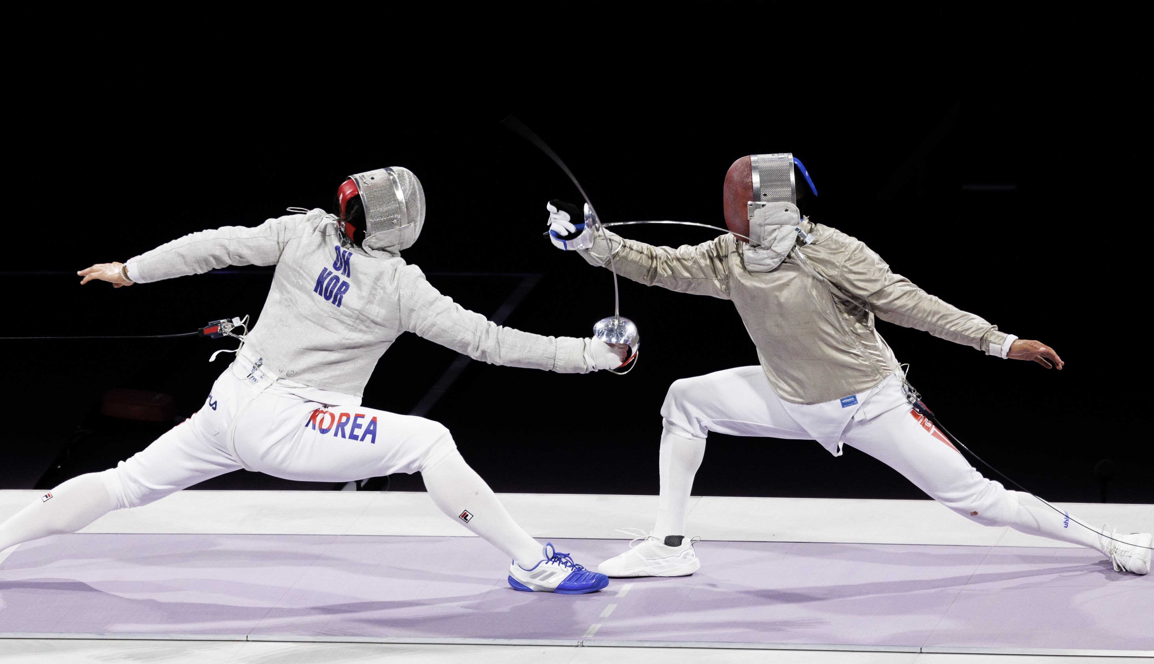 27일(한국시간) 프랑스 파리 그랑팔레에서 열린 2024 파리올림픽 펜싱 남자 사브르 결승전에서 오상욱(왼쪽)이 파레스 페르자니(튀니지)를 상대로 공격을 성공하고 있다. 파리 연합뉴스