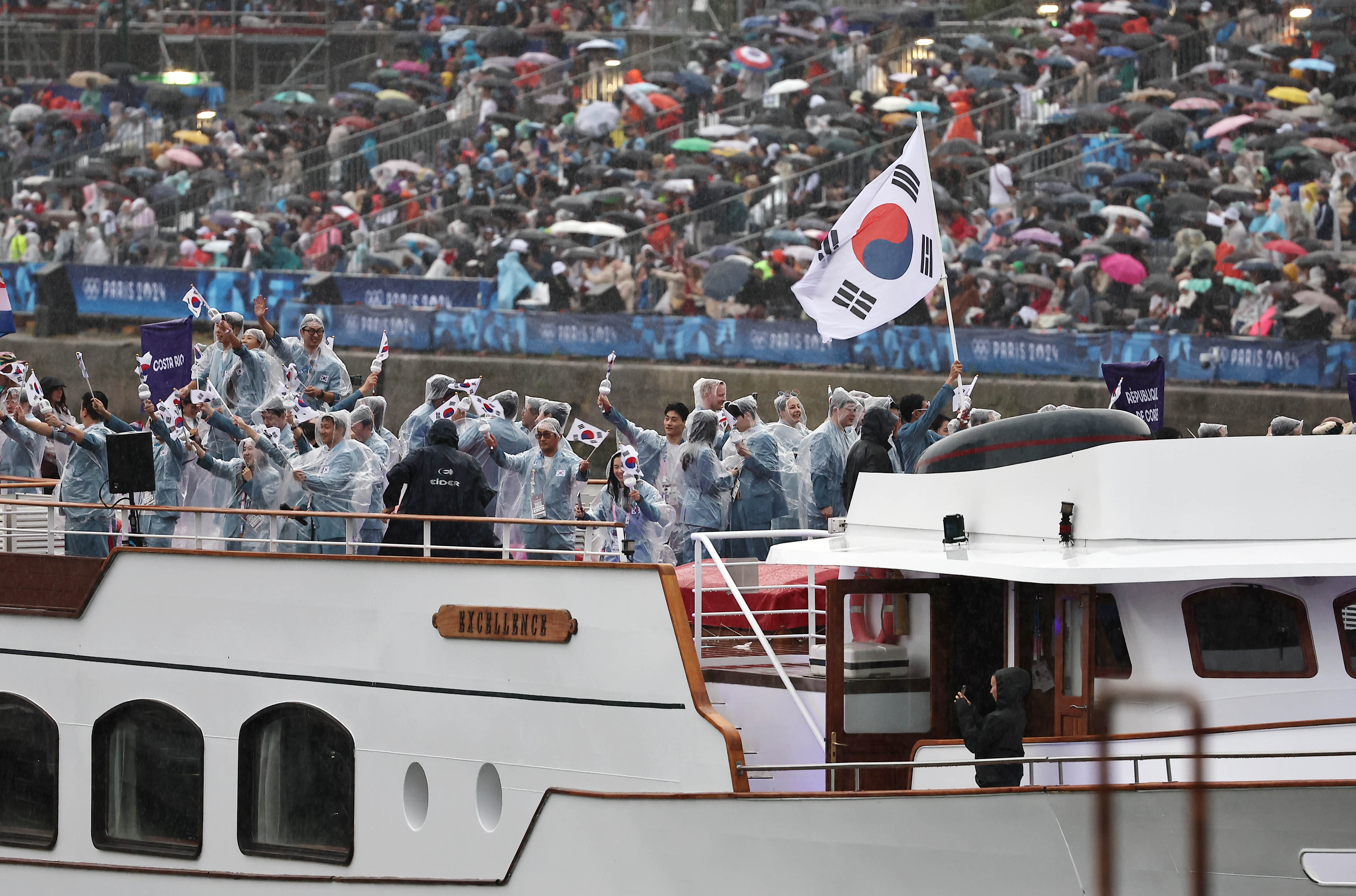 2024 파리올림픽 개회식이 열린 지난 27일(한국시간) 오전 프랑스 파리 센강에서 한국 선수단이 탄 배가 수상 행진을 하고 있다. 사상 최초로 야외에서 열린 개회식에서 한국은 48번째 순서로 입장했다. 파리 박지환 기자