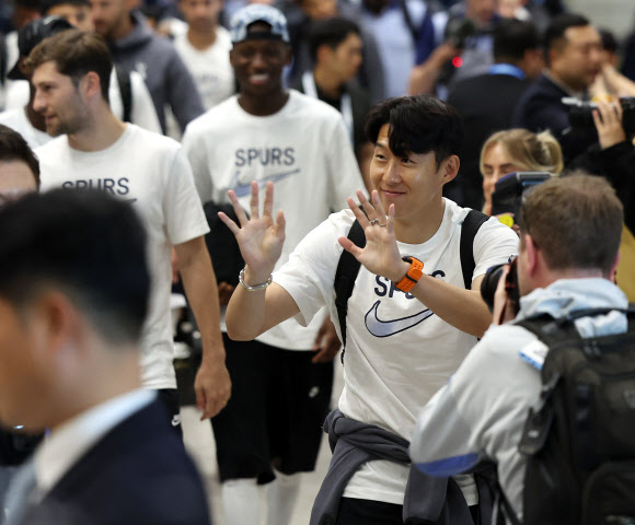 잉글랜드 프로축구 토트넘의 손흥민과 선수들이 쿠팡플레이 시리즈 참가를 위해 28일 오후 인천국제공항을 통해 입국하며 손을 흔들고 있다. 토트넘에 이어 김민재의 소속팀인 독일의 명문 바이에른 뮌헨도 이번 시리즈에 참가해 3일 서울월드컵경기장에서 토트넘과 경기를 펼친다. 2024.7.28  연합뉴스