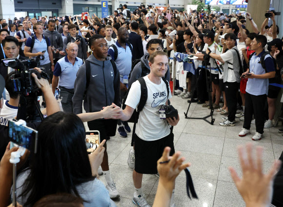 잉글랜드 프로축구 토트넘의 올리버 스킵 등 선수들이 쿠팡플레이 시리즈 참가를 위해 28일 오후 인천국제공항을 통해 입국하며 팬들과 인사를 나누고 있다. 토트넘에 이어 김민재의 소속팀인 독일의 명문 바이에른 뮌헨도 이번 시리즈에 참가해 3일 서울월드컵경기장에서 토트넘과 경기를 펼친다. 2024.7.28  연합뉴스