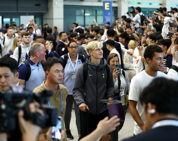 잉글랜드 프로축구 토트넘의 루카스 베리발(가운데) 등 선수들이 쿠팡플레이 시리즈 참가를 위해 28일 오후 인천국제공항을 통해 입국하며 손을 흔들고 있다. 토트넘에 이어 김민재의 소속팀인 독일의 명문 바이에른 뮌헨도 이번 시리즈에 참가해 3일 서울월드컵경기장에서 토트넘과 경기를 펼친다. 2024.7.28  연합뉴스