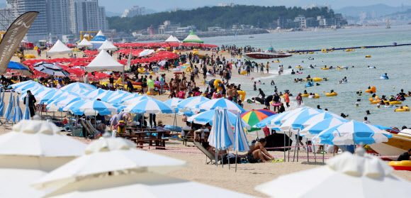 35도를 넘는 폭염이 계속된 28일 강원 강릉시 경포해변에서 피서객들이 물놀이를 즐기고 있다. 2024.7.28  연합뉴스