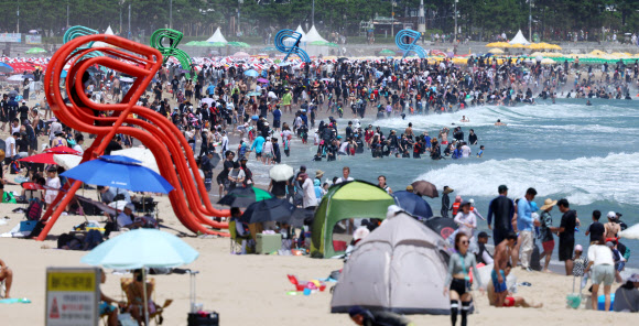 전국적으로 무더위가 계속되고 있는 28일 오후 부산 해운대구 해운대해수욕장이 본격적인 휴가철을 맞아 더위를 식히는 피서객들로 붐비고 있다. 2024.7.28  연합뉴스