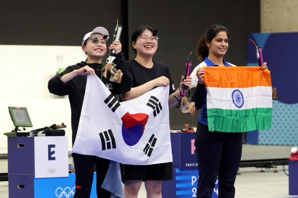 28일(현지시간) 프랑스 샤토루 슈팅 센터에서 열린 2024 파리올림픽 사격 공기권총 10m 여자 결선에 동반 금과 은메달을 획득한 오예진(가운데)과 김예지가 태극기를 들고 기뻐하고 있다. 2024.7.28  연합뉴스