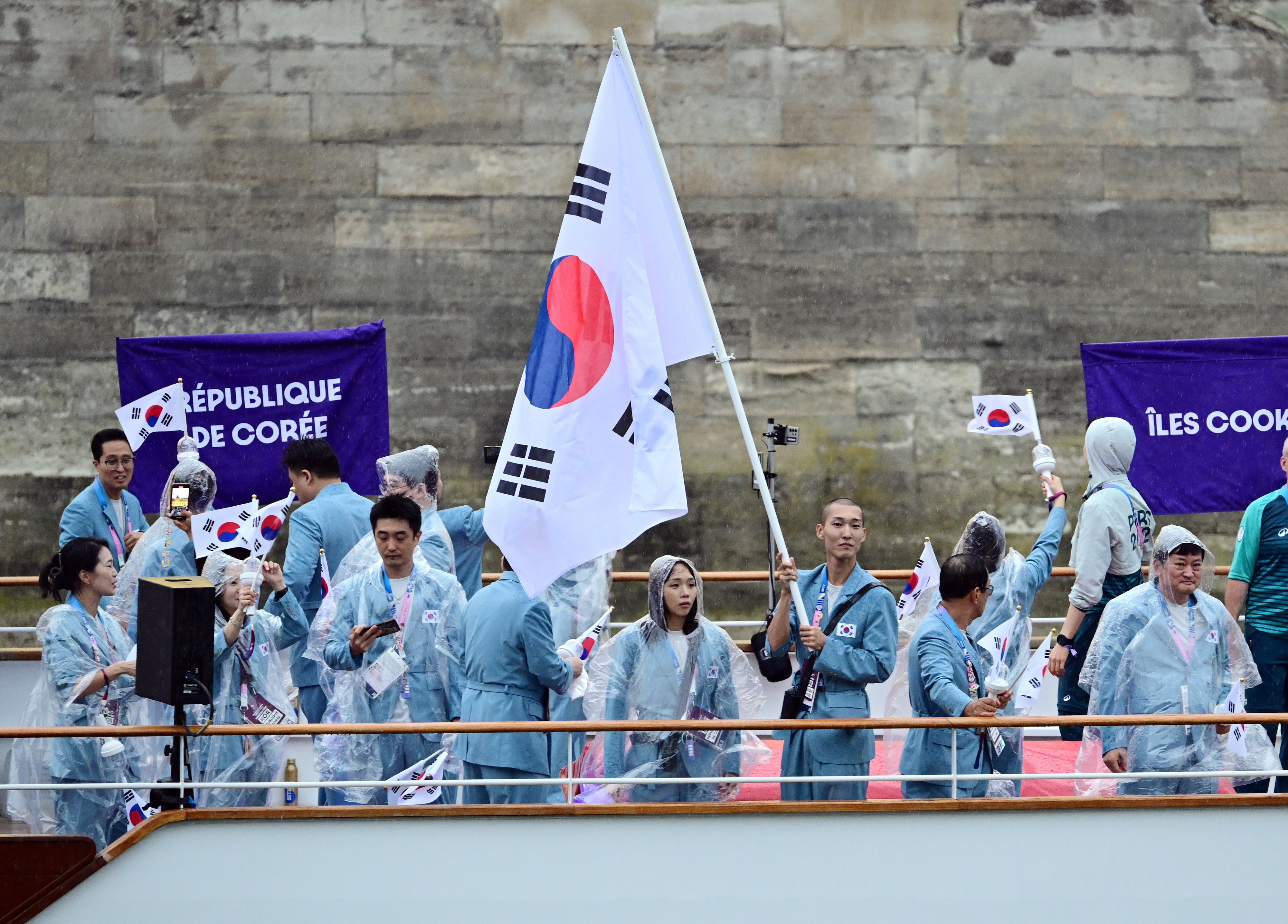 2024 파리올림픽 개회식이 열린 지난 27일(한국시간) 오전 프랑스 파리 센강에서 한국 선수단이 탄 배가 수상 행진을 하고 있다. 2024.7.27 연합뉴스