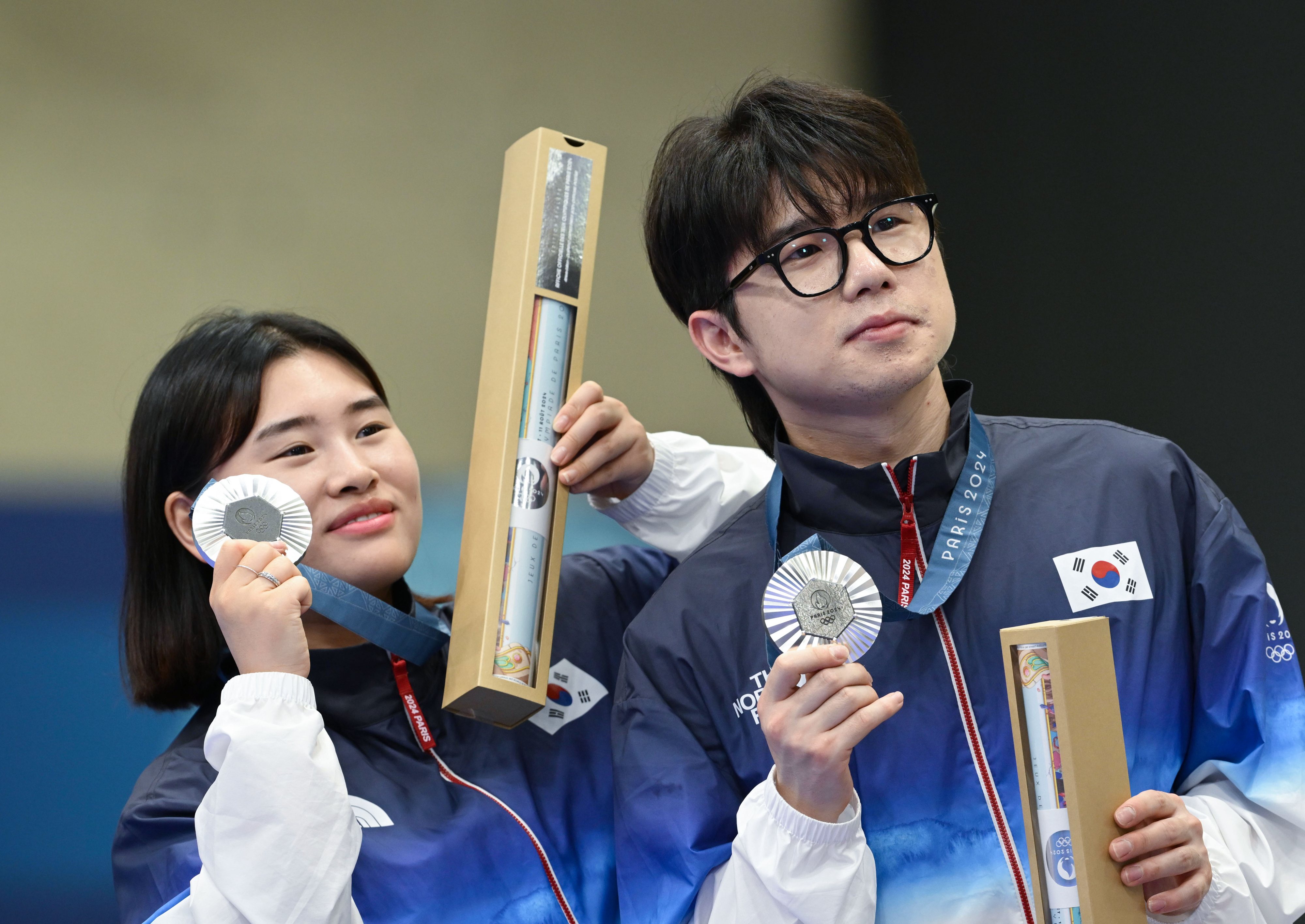 한국 사격대표팀 금지현(왼쪽)과 박하준이 지난 27일(한국시간) 공기소총 10ｍ 혼성 시상식에서 은메달을 받은 뒤 포즈를 취하고 있다. 샤토루 박지환 기자