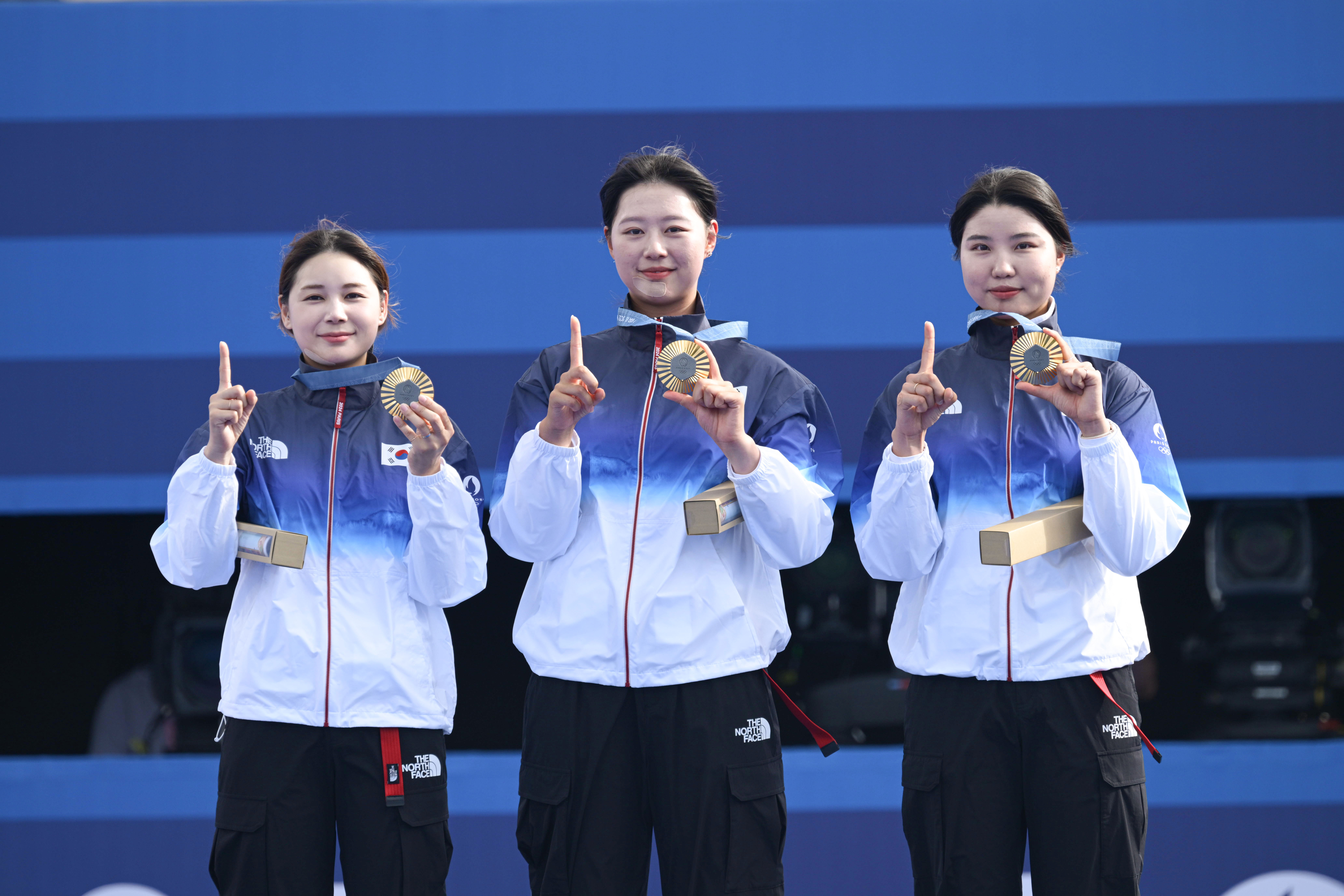 전훈영(왼쪽부터), 임시현, 남수현으로 구성된 한국 양궁 여자 대표팀이 29일(한국시간) 프랑스 파리 레쟁발리드에서 열린 2024 파리올림픽 여자 단체전 결승에서 중국을 꺾고 올림픽 단일종목 최초 10연패를 확정한 뒤 세레머니하고 있다. 파리올림픽사진공동취재단