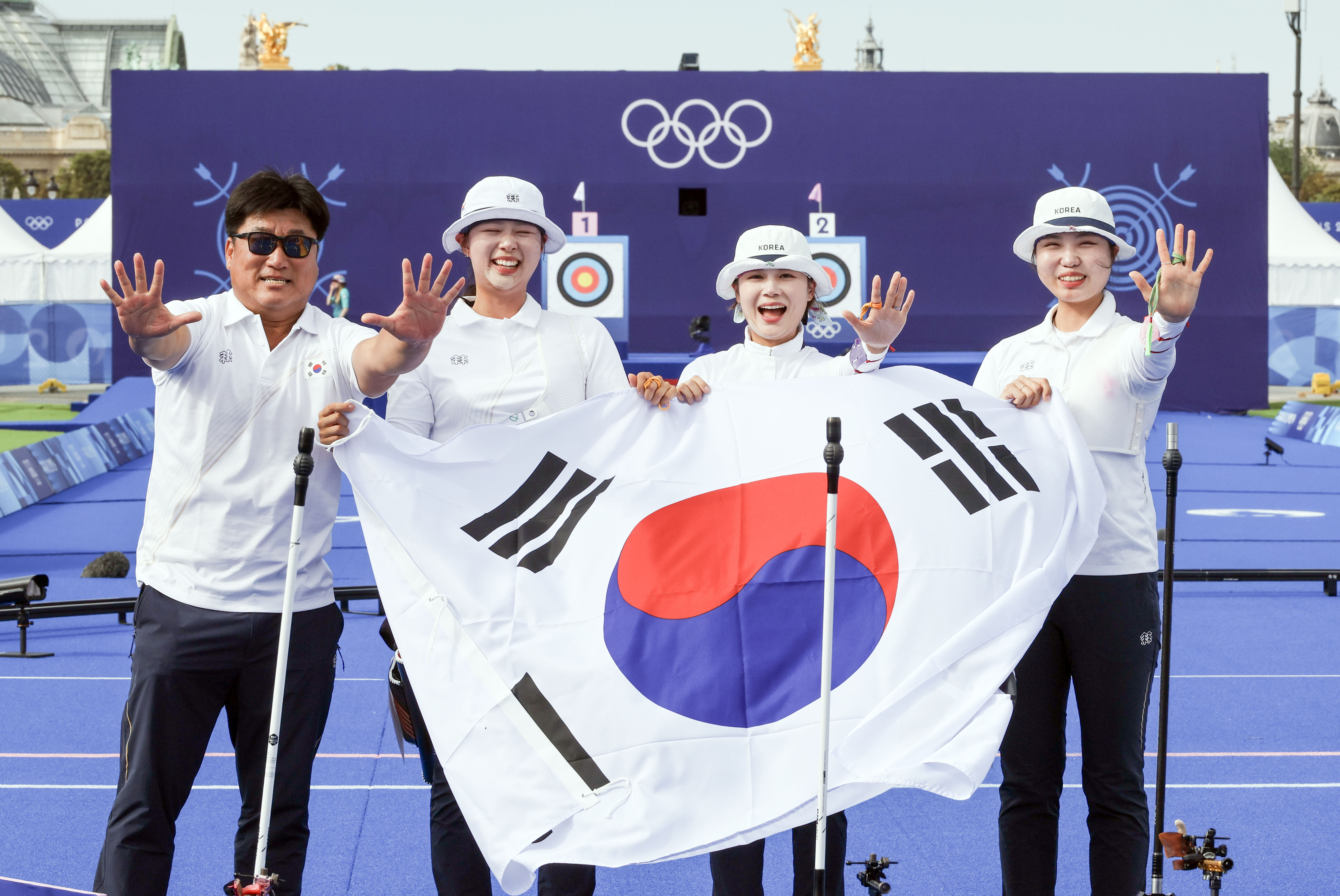 임시현, 전훈영, 남수현으로 구성된 한국 양궁 여자 대표팀이 29일(한국시간) 프랑스 파리 레쟁발리드에서 열린 2024 파리올림픽 여자 단체전 결승에서 중국을 꺾고 올림픽 단일종목 최초 10연패를 확정한 뒤 세레머니하고 있다. 파리올림픽사진공동취재단