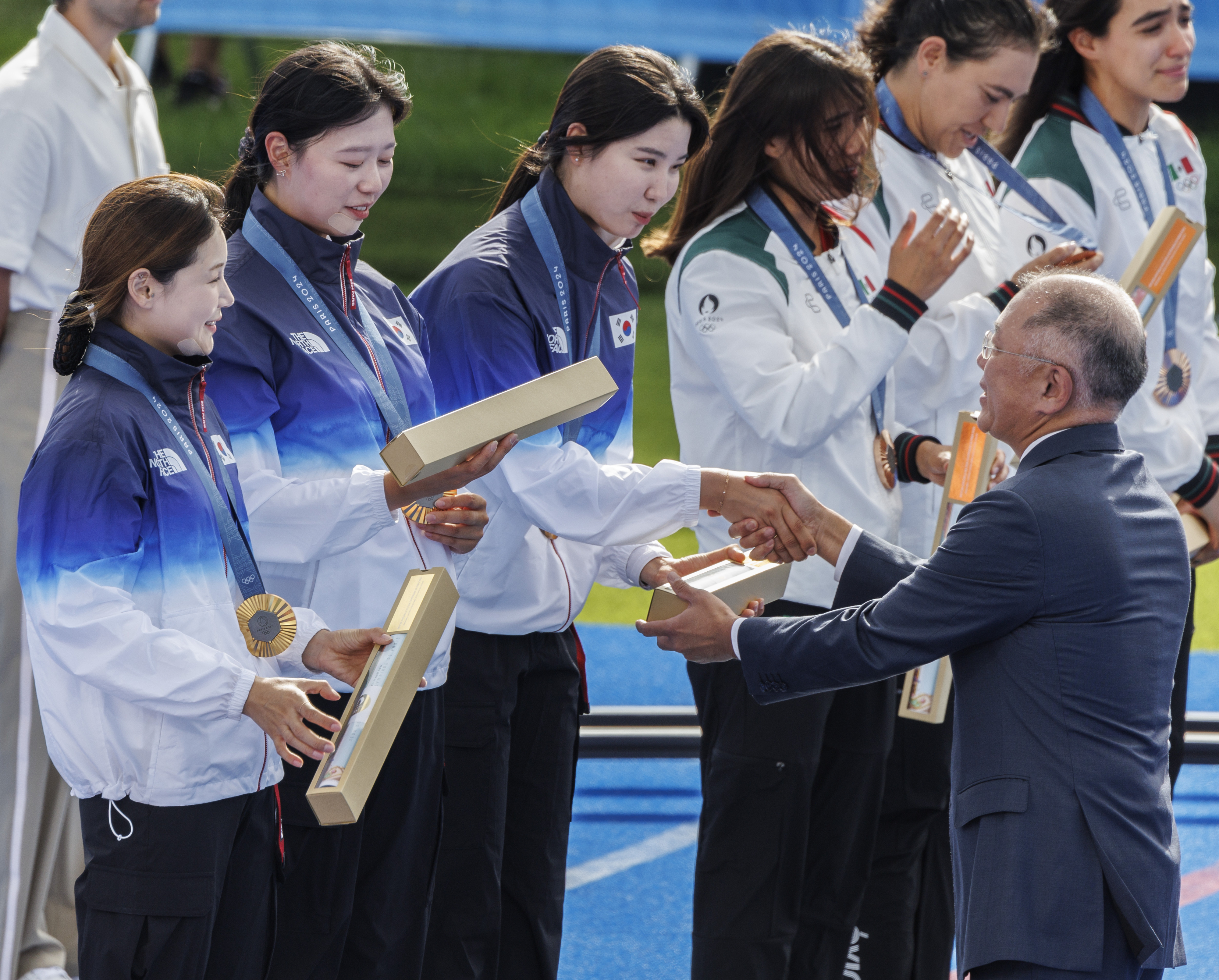 28일(현지시간) 프랑스 파리 레쟁발리드에 양궁 경기장에서 열린 2024 파리올림픽 양궁 여자단체전에서 올림픽 연속 10연패를 달성한 남수현(오른쪽)이 정의선 현대차 회장에게 금메달 부상을 전달받고 있다. 2024.7.29 연합뉴스