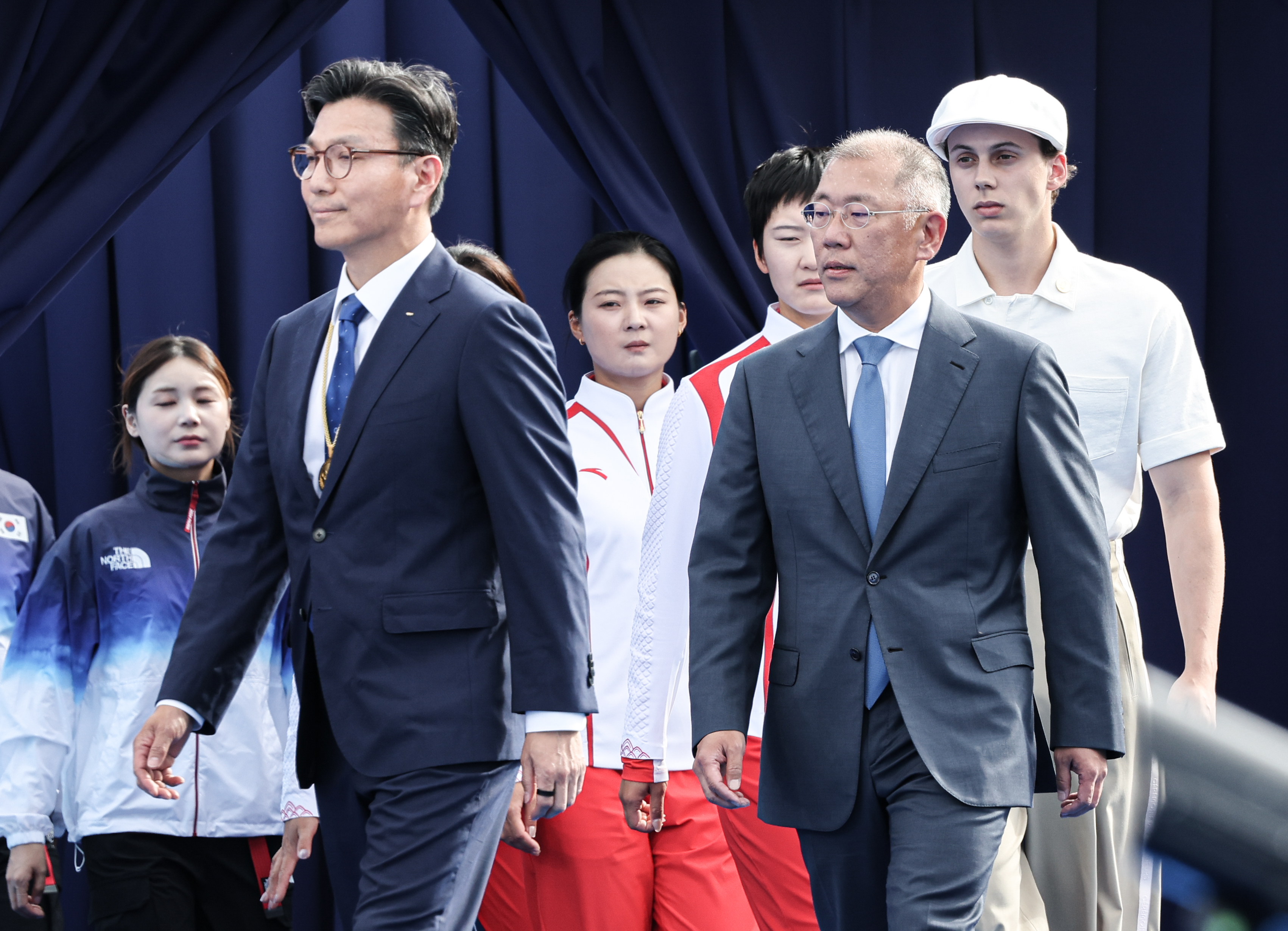 정의선 현대자동차그룹 회장(오른쪽)과 김재열 삼성글로벌리서치 사장이 29일(한국시간) 프랑스 파리 레쟁발리드 특설 사로에서 열린 2024 파리올림픽 양궁 여자 단체전 시상식에서 시상자로 참석하고 있다. 2024.7.29 뉴스1